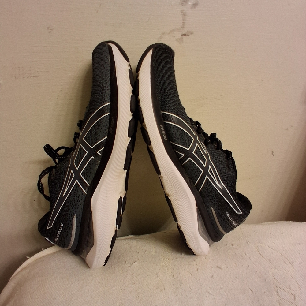 Asics Women’s Black Running Shoes Size 7